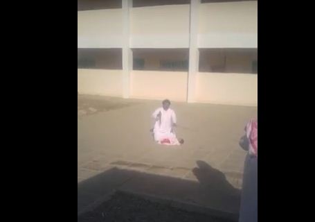 فيديو صادم .. أب يهدد بنحر ابنه الرضيع في فناء مدرسة