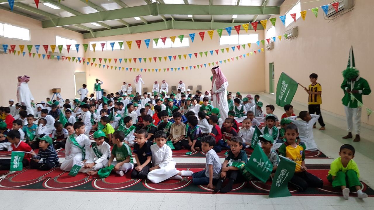 بالصور.. ابتدائية بلاط الشهداء بالطائف تكتسي الأخضر في اليوم الوطني 87