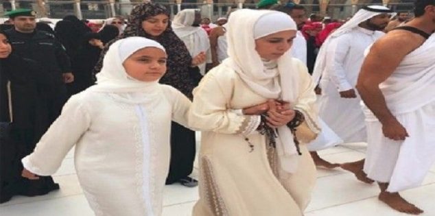 بالصور.. ابنة حاكم دبي تعتمر مع والدتها