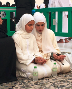 ابنة حاكم دبي مع والدتها في «العمرة» 3