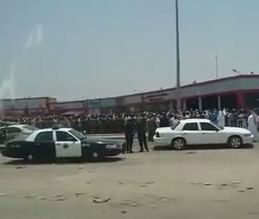 بالفيديو.. احتجاج مجموعة من العمالة لتأخر رواتبهم بجدة