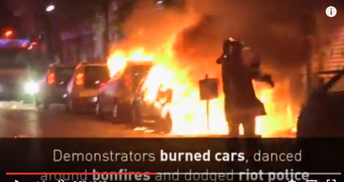بالفيديو.. محتجون يحرقون مركبات في باريس احتجاجًا على الانتخابات الفرنسية