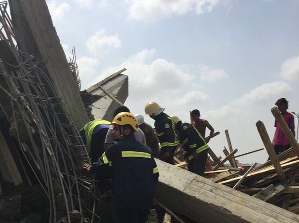 بالصور.. احتجاز عمال في انهيار مبنى تحت الإنشاء في #بيش