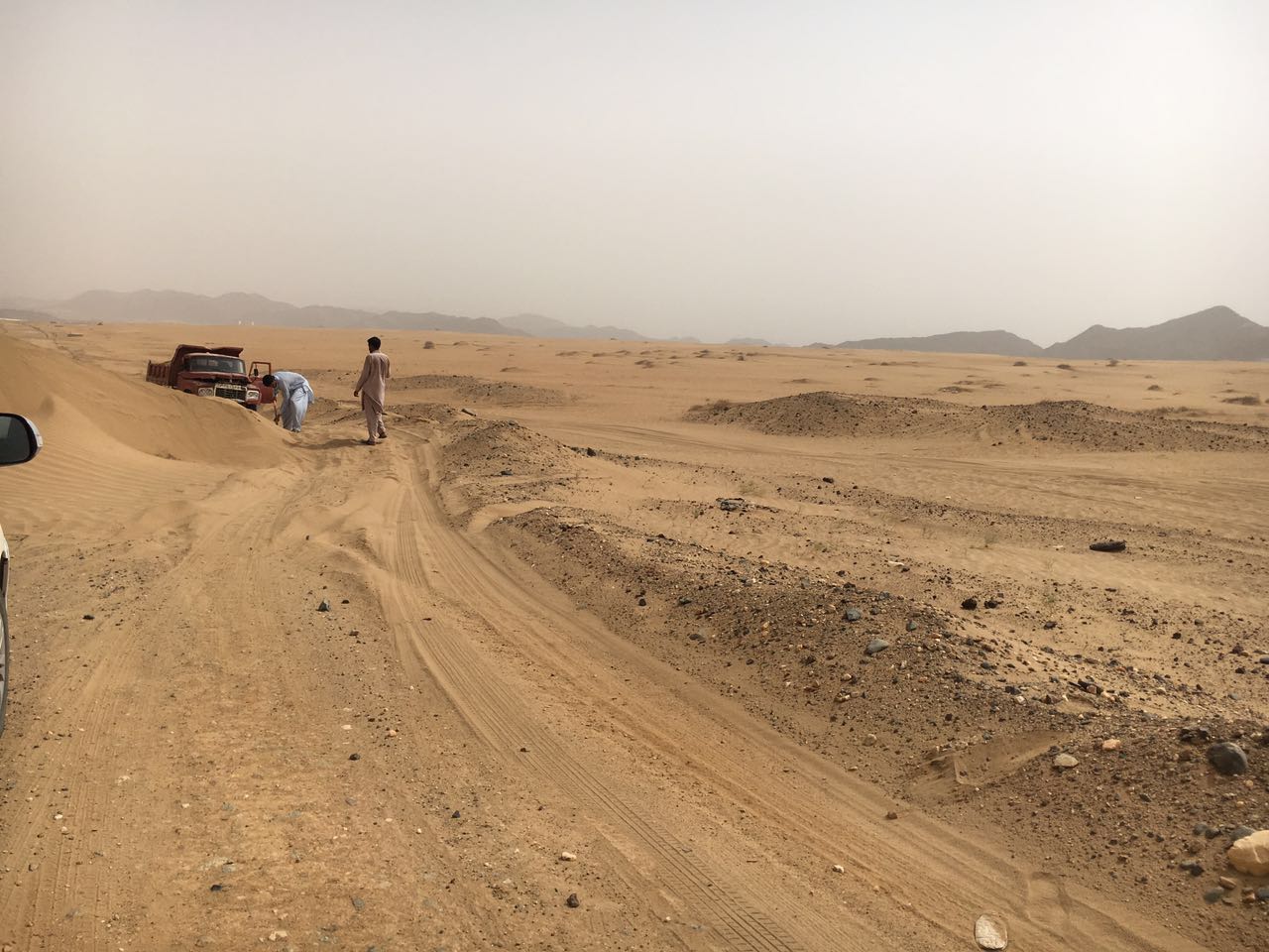 احتجاز مريض في رمال مليحة وذووه يحملون طرق عسير المسؤولية (6)