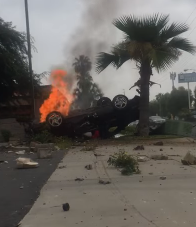 شاهد..  شخص ينقذ شاباً من مركبته المشتعلة بعد تعرضها لحادث