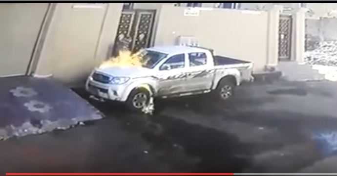 بالفيديو.. مُلثم يشعل النيران في سيارة أمام منزل مالكها في #القريات