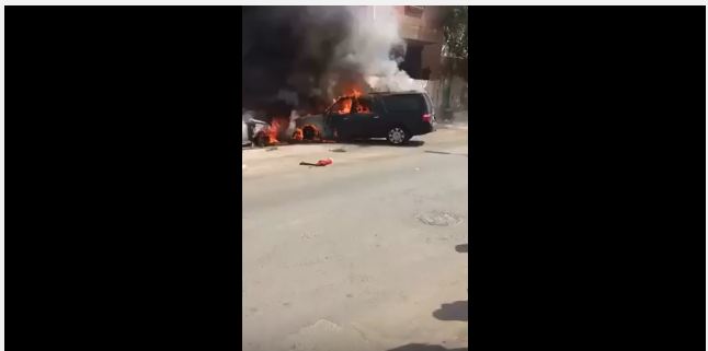 شاهد لحظة اندلاع النيران بسيارة قائد مدرسة في جدة