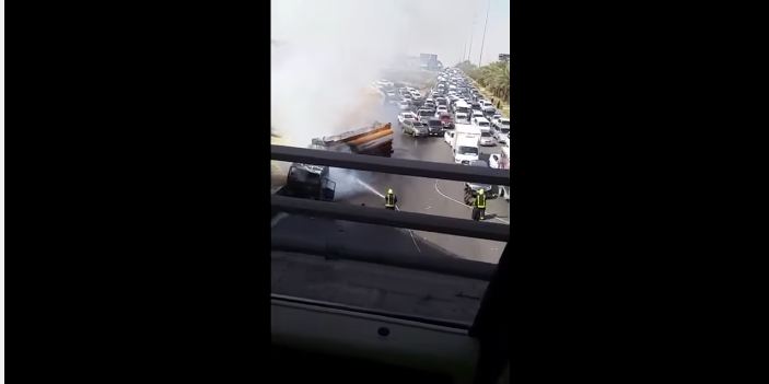 بالفيديو.. احتراق شاحنة عند مخرج 8 في الرياض