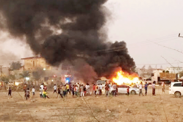 بالصور.. احتراق مركبتين بعد حادث تصادم في أبوعريش