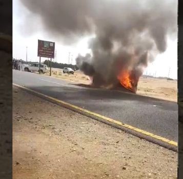 احتراق مركبة على طريق جدة السريع