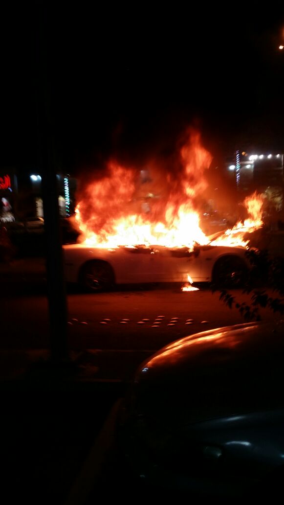 بالفيديو.. شاهد النيران تلتهم سيارة دوج في كورنيش #جازان