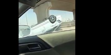 بالفيديو.. احتراق مركبة سقطت من أعلى جسر مخرج1 بالرياض