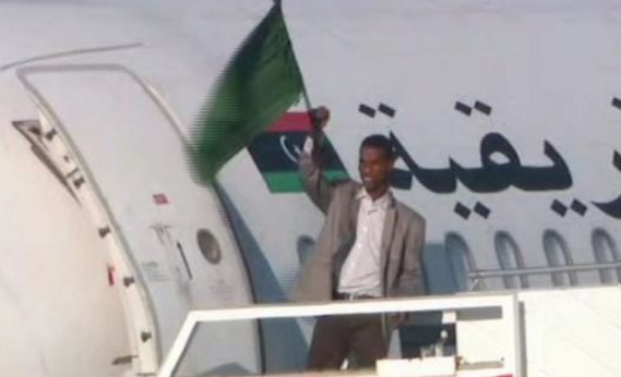 تلفزيون مالطا: أحد الخاطفين يرفع علم القذافي