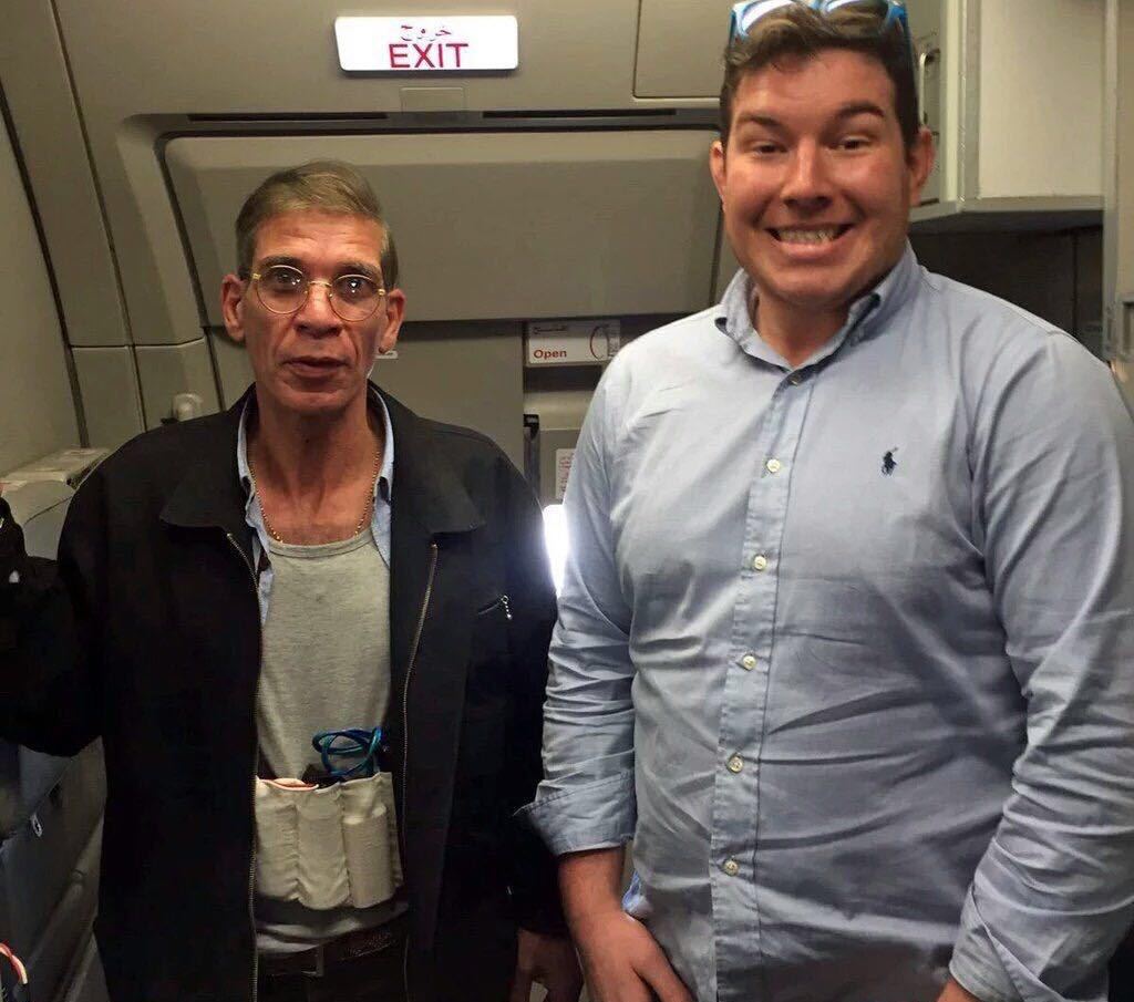 كوميديا هزلية.. أحد ركاب الطائرة المصرية يلتقط “سيلفي” مع المختطف