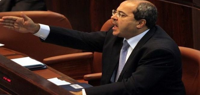 نائب عربي يطرد وزير الهجرة بحكومة الاحتلال من #الكنيست