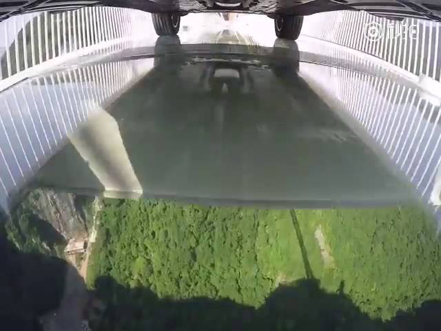 فيديو مثير .. اختبار قيادة السيارة عبر أطول جسر زجاجي في العالم