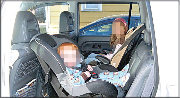 وفاة طفلتين اختناقًا داخل سيارة أثناء صلاة والدهما الظهر