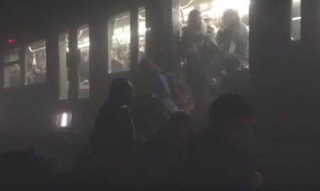 ‏‫فيديو يُظهر إخراج ركاب من قطار بمحطة مترو بروكسل بعد التفجير الإرهابي