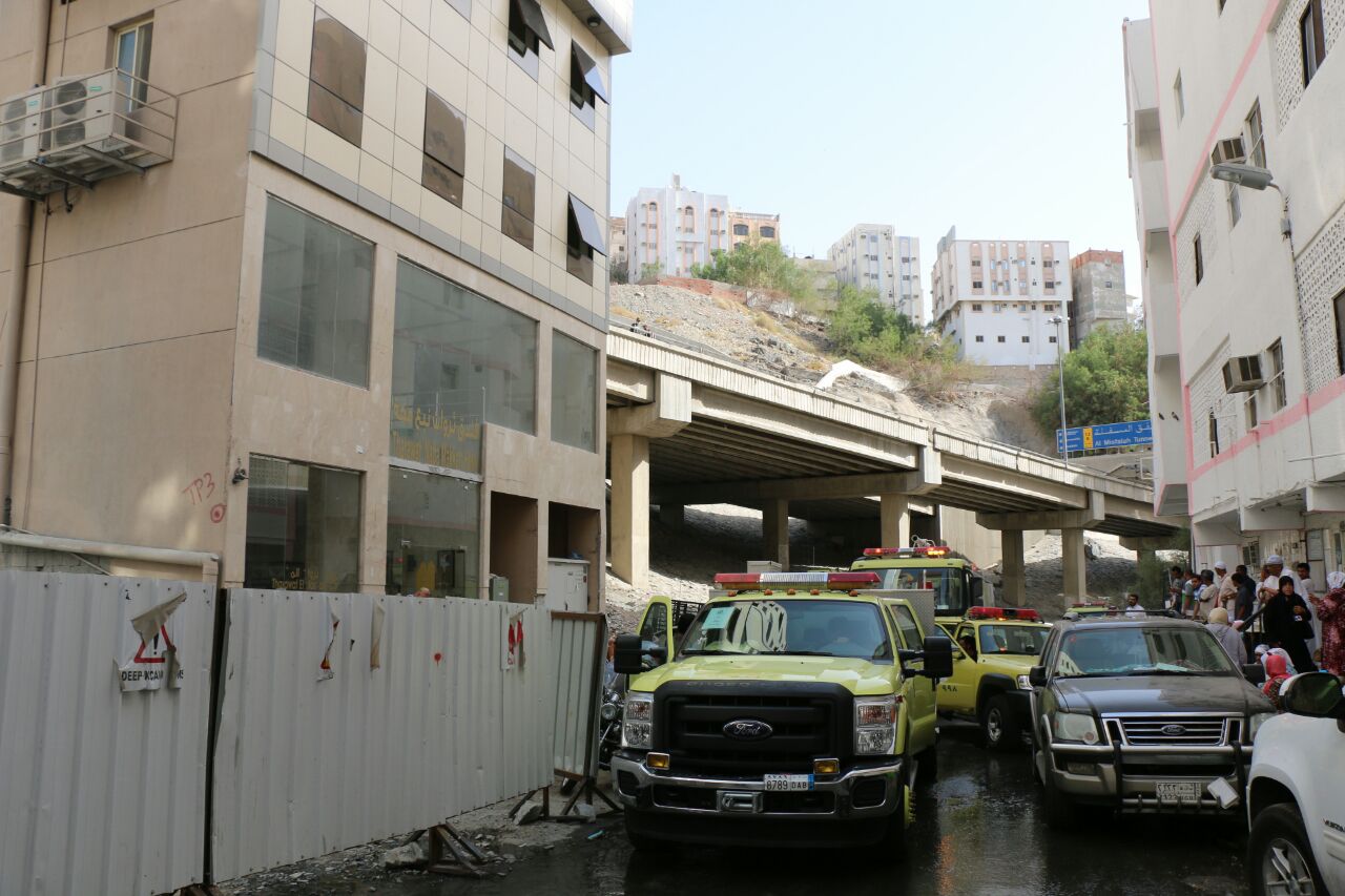 إخلاء 152 مُعْتَمِراً وإصابة آخرين في حريق فندق بمكة