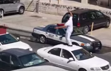 فيديو.. أردني يرقص على السيارات في #الكويت ويضرب رجل أمن
