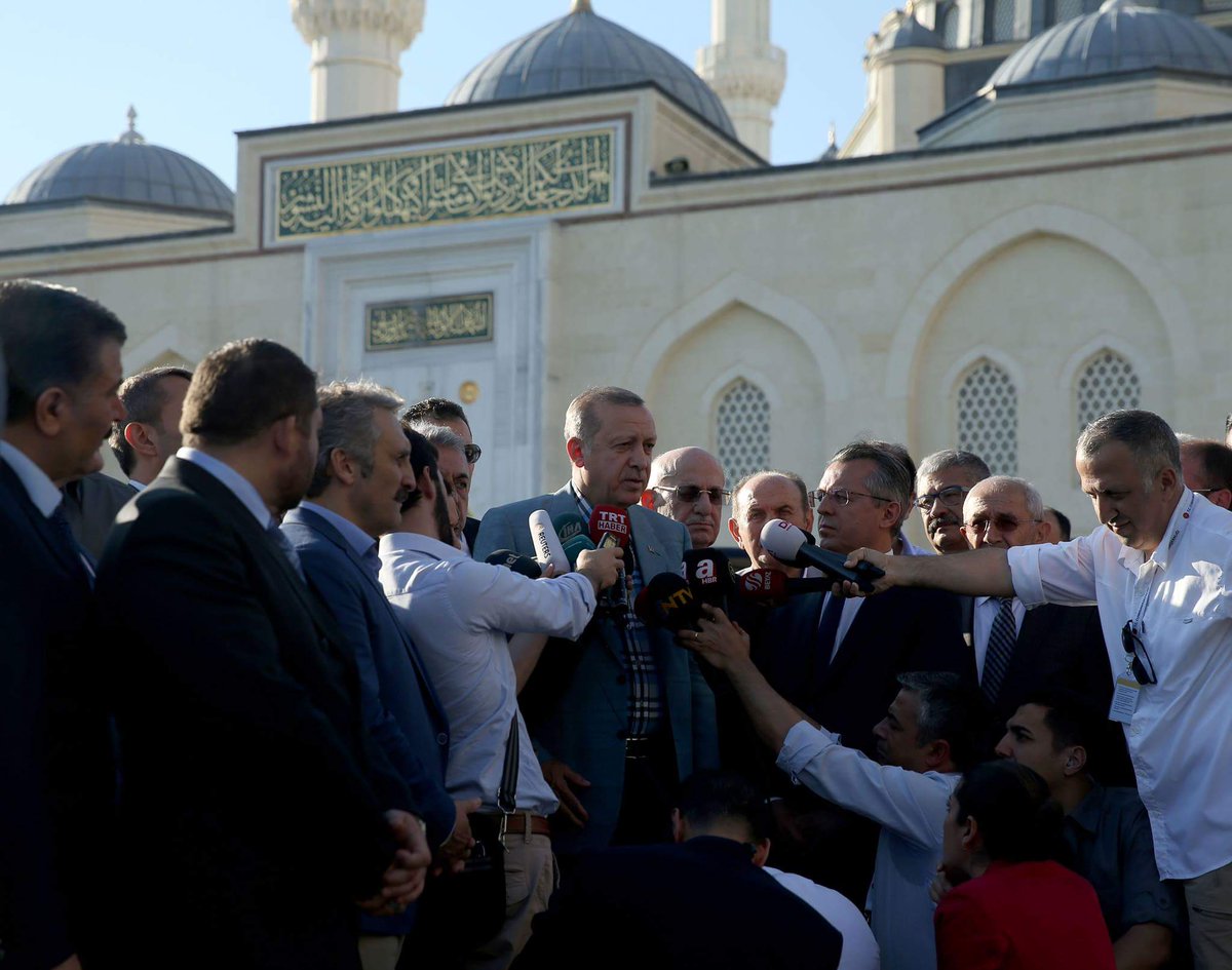 بالفيديو.. أزمة صحية تفقد أردوغان الوعي أثناء صلاة عيد الفطر