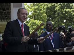 شاهد.. أردوغان يقرع الطبول تحية للمواطنين التنزانيين