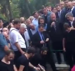 شاهد.. أردوغان يتلو القرآن آثناء دفن أحد ضحايا الانقلاب