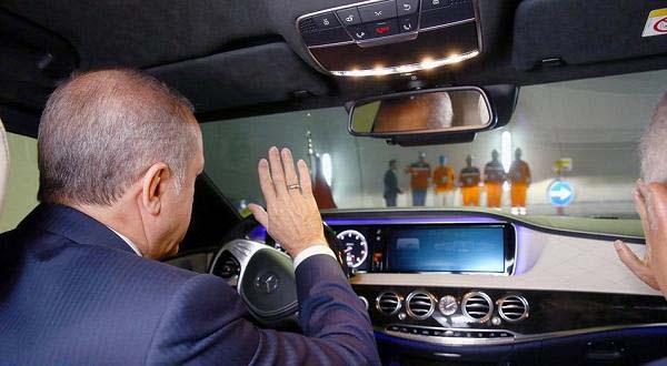 شاهد.. أردوغان يقود سيارته الخاصّة داخل نفق أوراسيا تحت مضيق البسفور