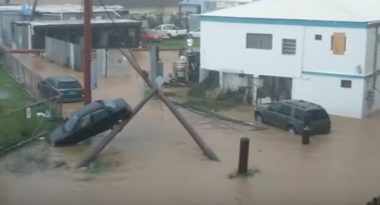بالفيديو.. إعصار إرما يرفع سيارة فوق عمود كهرباء