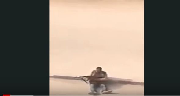 بالفيديو.. مصري أعزل ينقضّ على إرهابي ويستولي على رشاش وقنبلة