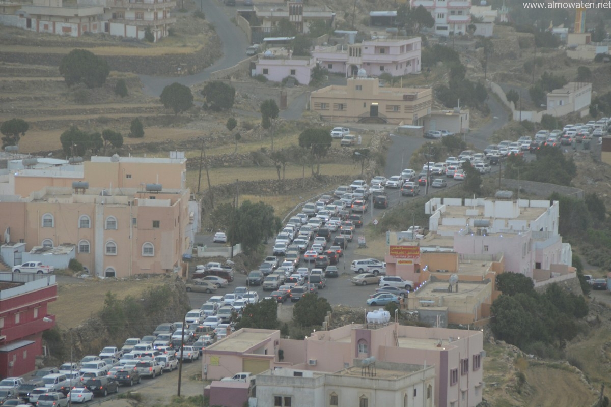 بالصور.. شلل مروري في طريق السودة يجدد مطالبات إنهاء التوسعة