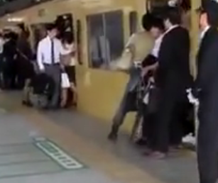 شاهد.. ركاب يدفعون بعضهم البعض للصعود في قطار مترو الانفاق في اليابان