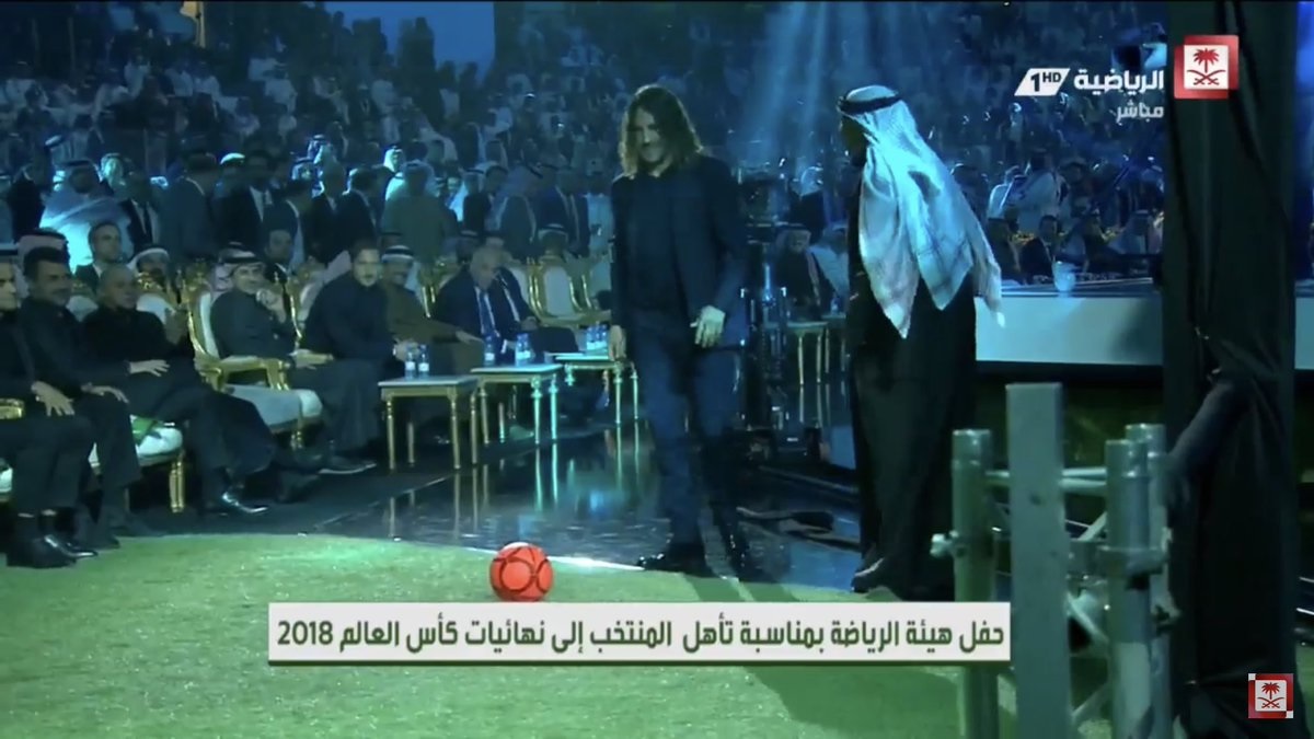 بالفيديو.. هنيدي يتفوق على أساطير العالم في حفل المنتخب السعودي