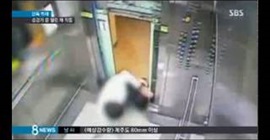 فيديو مروع.. شاب يفقد توازنه ويسقط من باب مصعد بسبب الهاتف!!