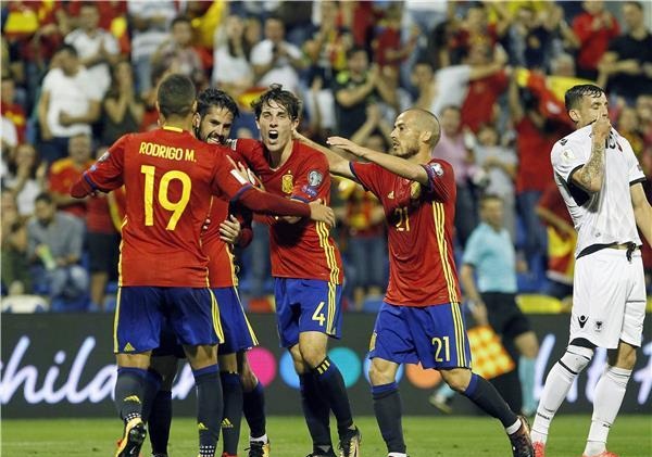 إسبانيا تحجز مقعدها في كأس العالم 2018 بعد تعادل إيطاليا