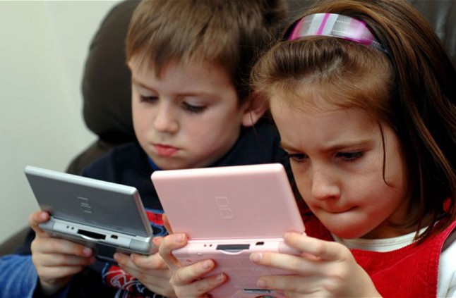 دراسة: إدمان الأطفال للأجهزة الرقميّة يقلص إنجازهم للواجبات الدراسية