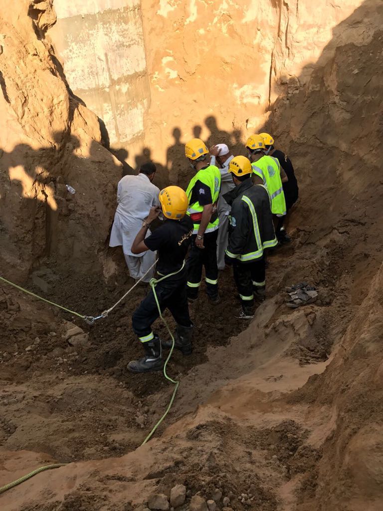في نجران.. استخراج جثة مقيم سقط أثناء الحفر بجانب بئر بعمق ١٢ مترًا