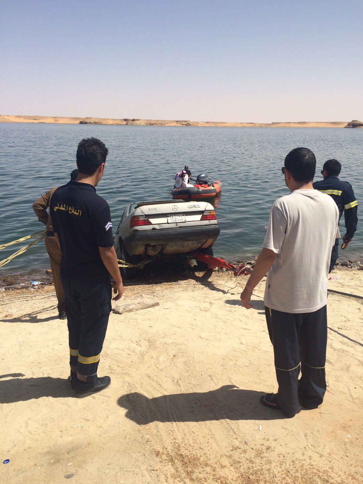 شاهد.. كيف استخرج رجال الإنقاذ سيارة من بحيرة بـ #الجوف ؟
