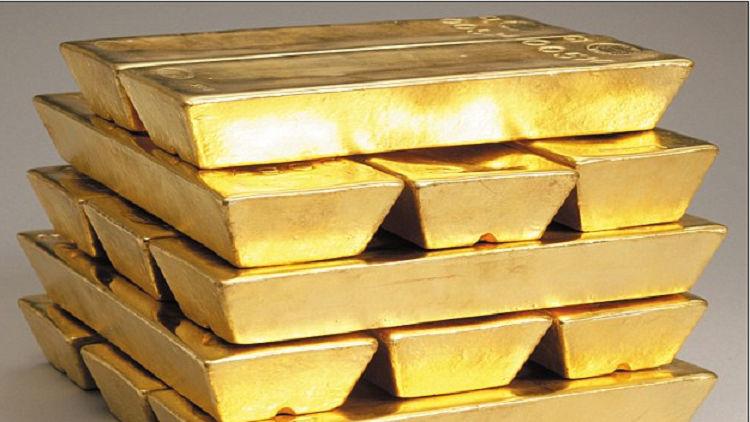 أسعار الذهب تنزل عن أعلى سعر في سبعة أسابيع بفعل صعود الدولار