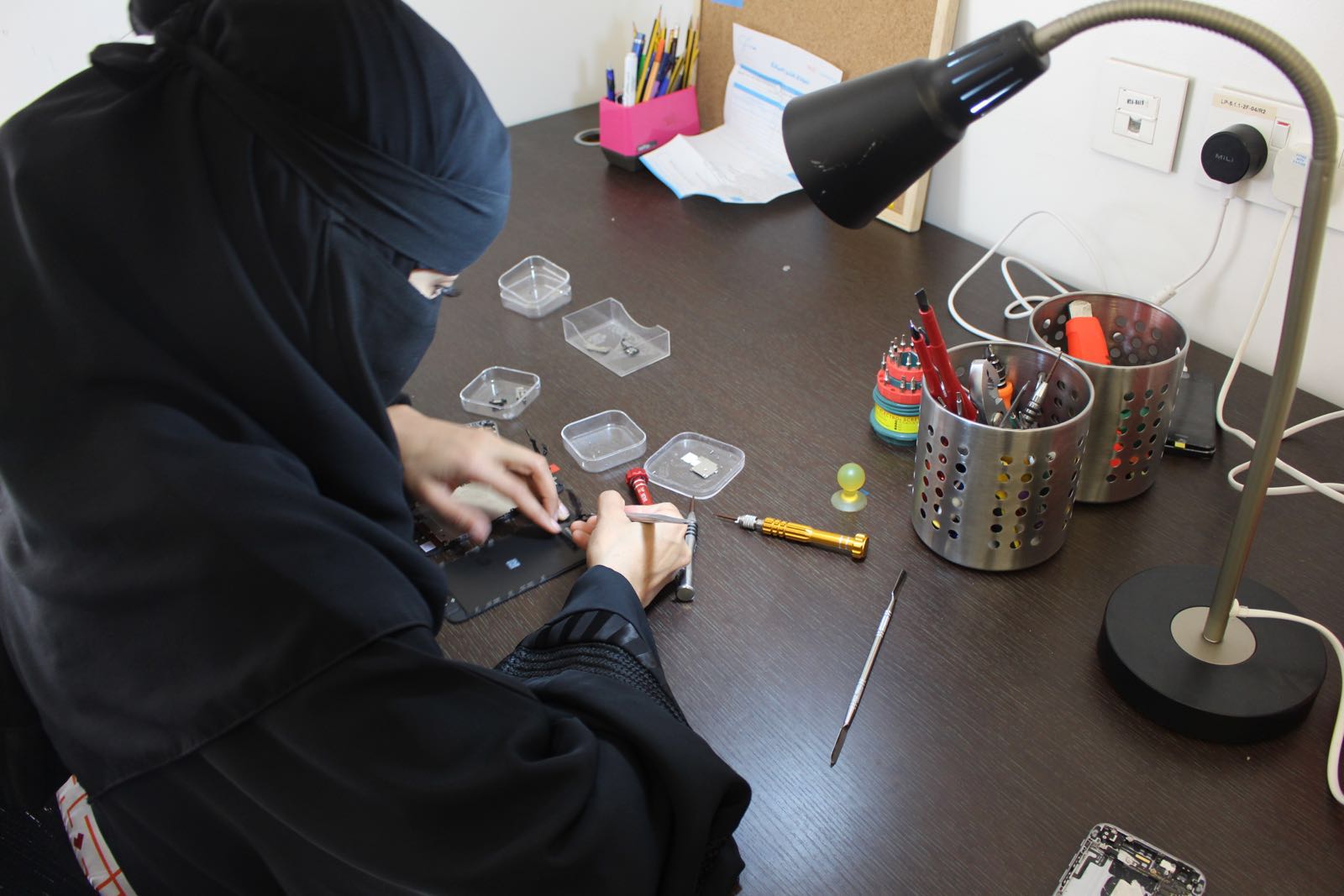 استطاعت المرأة السعودية إثبات كفاءتها في صيانة أجهزة الجوالات