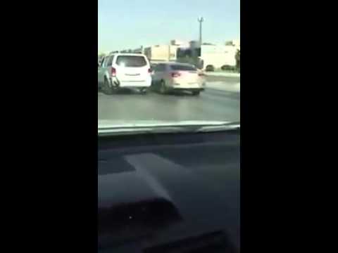 بالفيديو.. استعراض جنوني بالسيارات يظهر حجم الاستهتار بأرواح العابرين