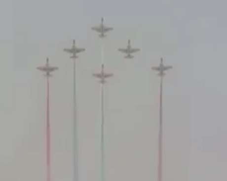 بالفيديو.. استعراض طياري فريق قلب الأسد الباكستاني بمناورات # رعد_الشمال