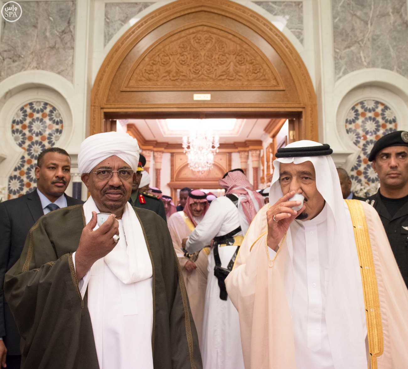 بالصور .. الملك يَسْتقْبل الرئيس السوداني ورئيسي مجلسي الوزراء القطري والأمة الكويتي