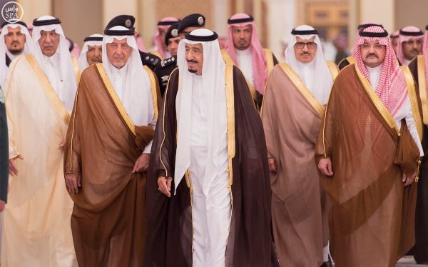 شاهد بالصور .. الملك يستقبل أمراء ومشائخ ومواطنين في قصر السلام