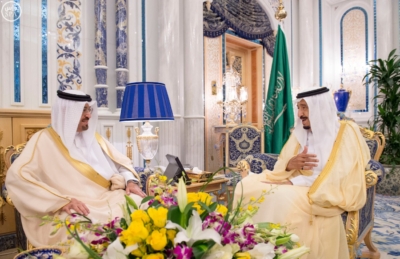 استقبال الملك سلمان يتسلم الرسالة من ملك البحرين