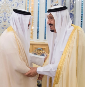 استقبال الملك سلمان يتسلم الرسالة من ملك البحرين1