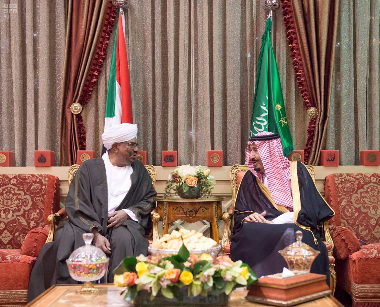بالصور .. الملك يستقبل الرئيس السوداني ويُقيم مأدبة غداء تكريماً له