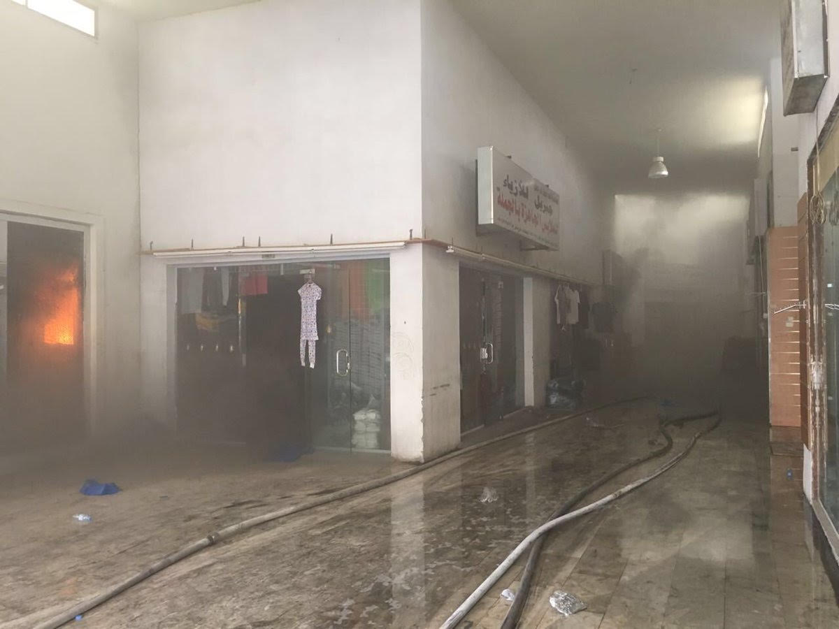 بالصور.. استمرار مكافحة حريق سوق “جي مارت” في الرياض منذ ساعات