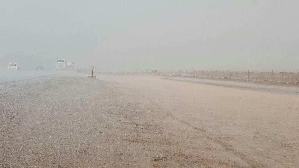 استمرار هطول الأمطار على #جدة وسط استنفار أمني