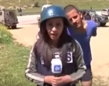 بالفيديو.. إسرائيلي يستفز مراسلة فلسطينية على الهواء.. وكان ردها مفاجئًا